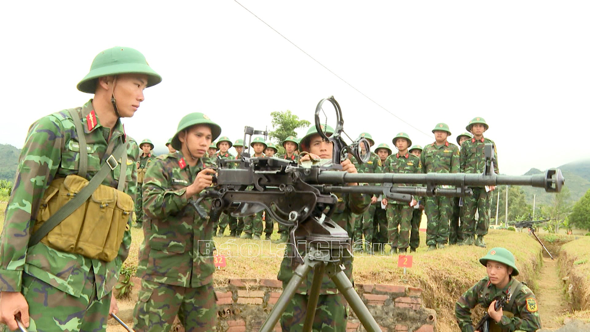 Trung đoàn chỉ đạo các cơ quan, đơn vị duy trì nghiêm chế độ luyện tập, sẵn sàng chiến đấu.